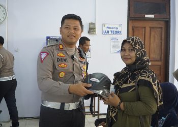 Motivasi Pembuat SIM Agar Taat Lalu Lintas, Satlantas Polres Pasuruan Beri Alat Keselamatan Berkendara di Hari Pahlawan