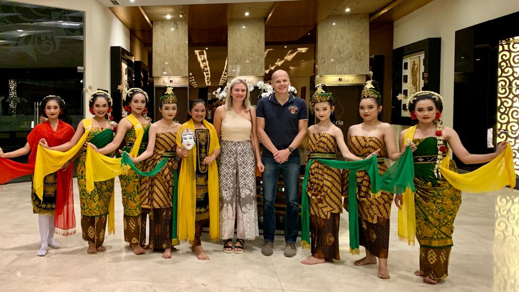 Atria Hotel Malang Suguhkan Seni Tradisional di Momen Hari Pahlawan 1 Wisatawan asing bersama penari tradisional. Foto: Alif Puji/Tugu Jatim