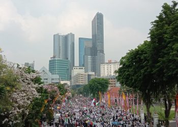 Aksi Damai Bela Palestina, Puluhan Ribu Orang Penuhi Jalan Gubernur Suryo Surabaya