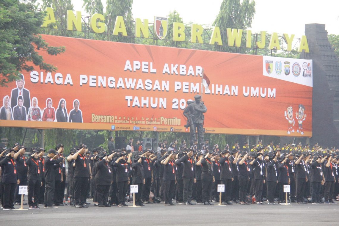 Suasana Apel Akbar Siaga Pengawasan Pemilu 2024, di lapangan Kodam V Brawijaya, Surabaya, Jawa Timur, pada Jumat (10/11/2023), pukul 07.00 WIB. Foto: dok Bawaslu Jatim