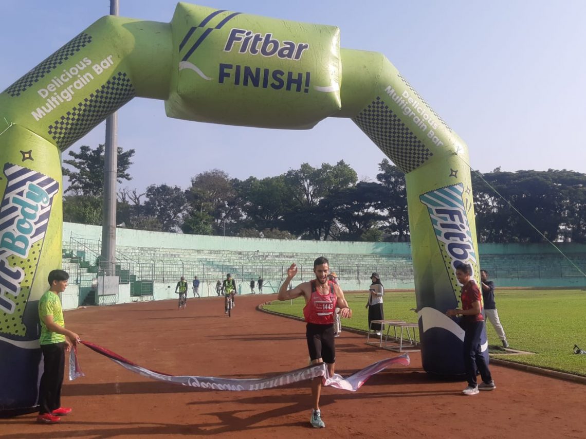 Pelari asal Prancis, Habib mencapai garis finish nomor dua dalam Ngalam Heritage Run 2023. Foto: M Sholeh/Tugu Jatim