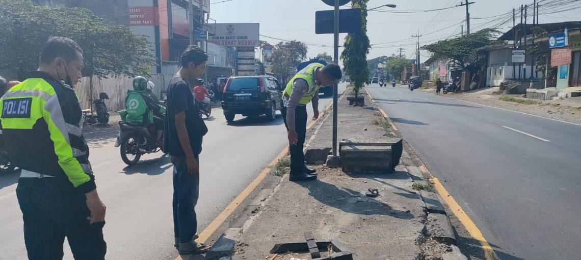2 Pelajar Tewas Terserempet Truk di By Pass Pandaan Pasuruan 1 Polisi olah lokasi laka maut yang menewaskan dua pelajar di jalur By Pass Pandaan, Kabupaten Pasuruan. Foto: dok Satlantas Polres Pasuruan