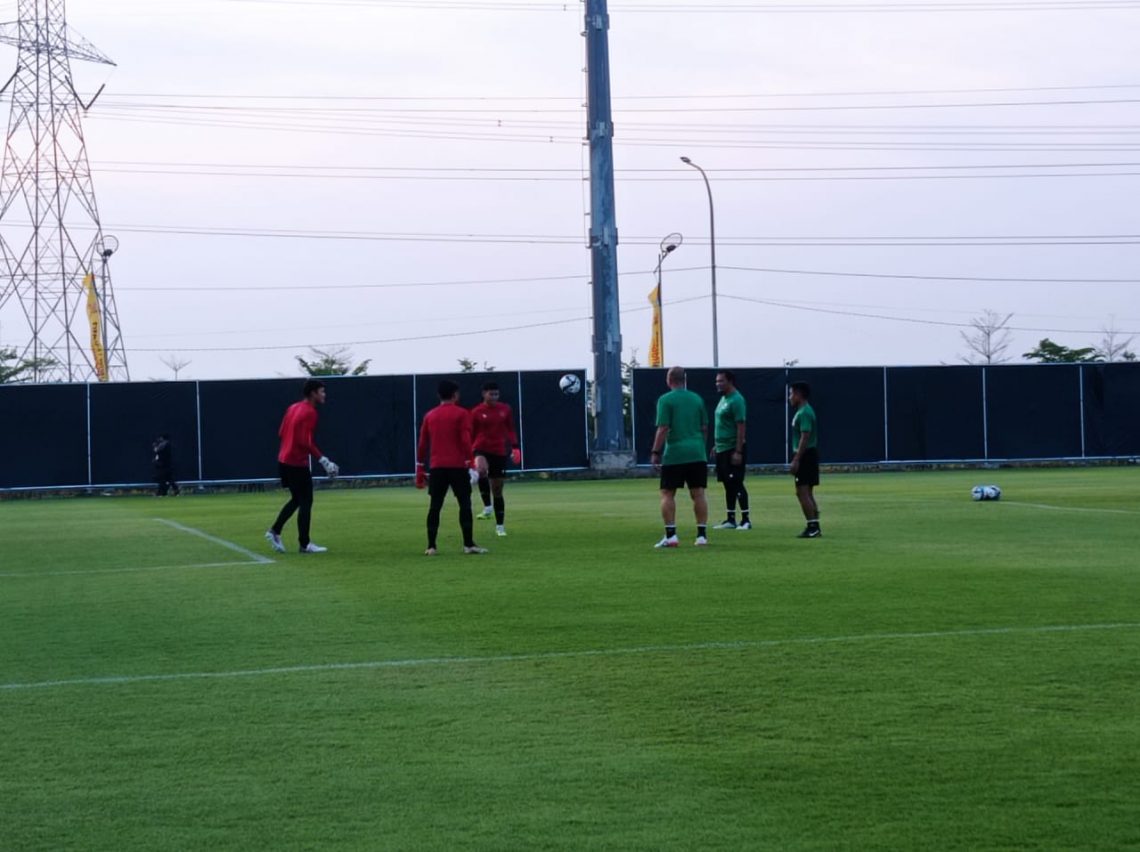 Bima Sakti Bakal Rotasi Pemain di Pertandingan Timnas U-17 Indonesia vs Panama 1 Timnas U-17 Indonesia menjalani latihan di GBT, pada Minggu (12/11/2023). Foto: Izzatun Najibah/Tugu Jatim