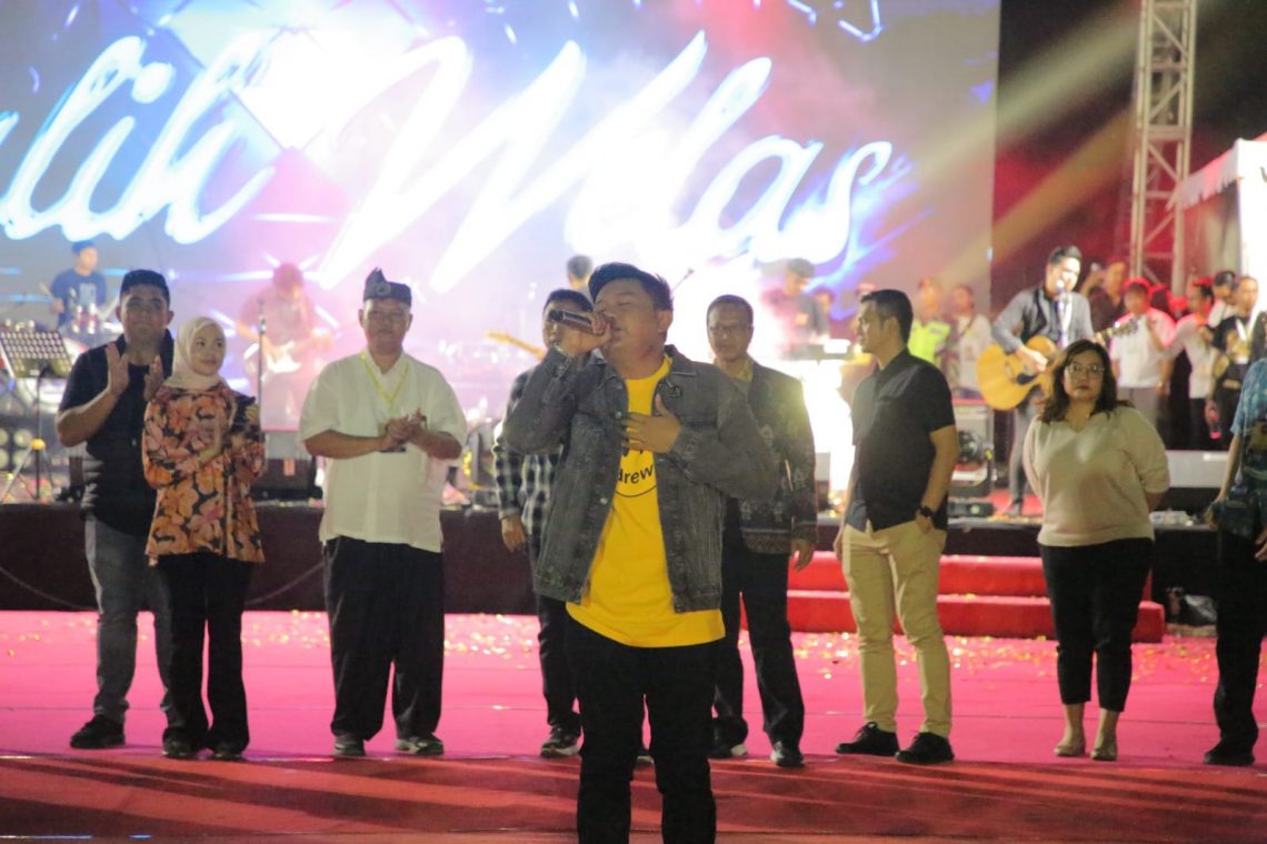 Denny Caknan Hibur Puluhan Ribu Penonton di Puncak Hari Jadi ke-730 Tuban 1 Denny Caknan tampil dalam puncak Hari Jadi ke-730 Tuban, di Alun-alun Tuban, pada Minggu (12/11/2023) malam. Foto: dok Diskominfo, Statistik, dan Persandian Tuban