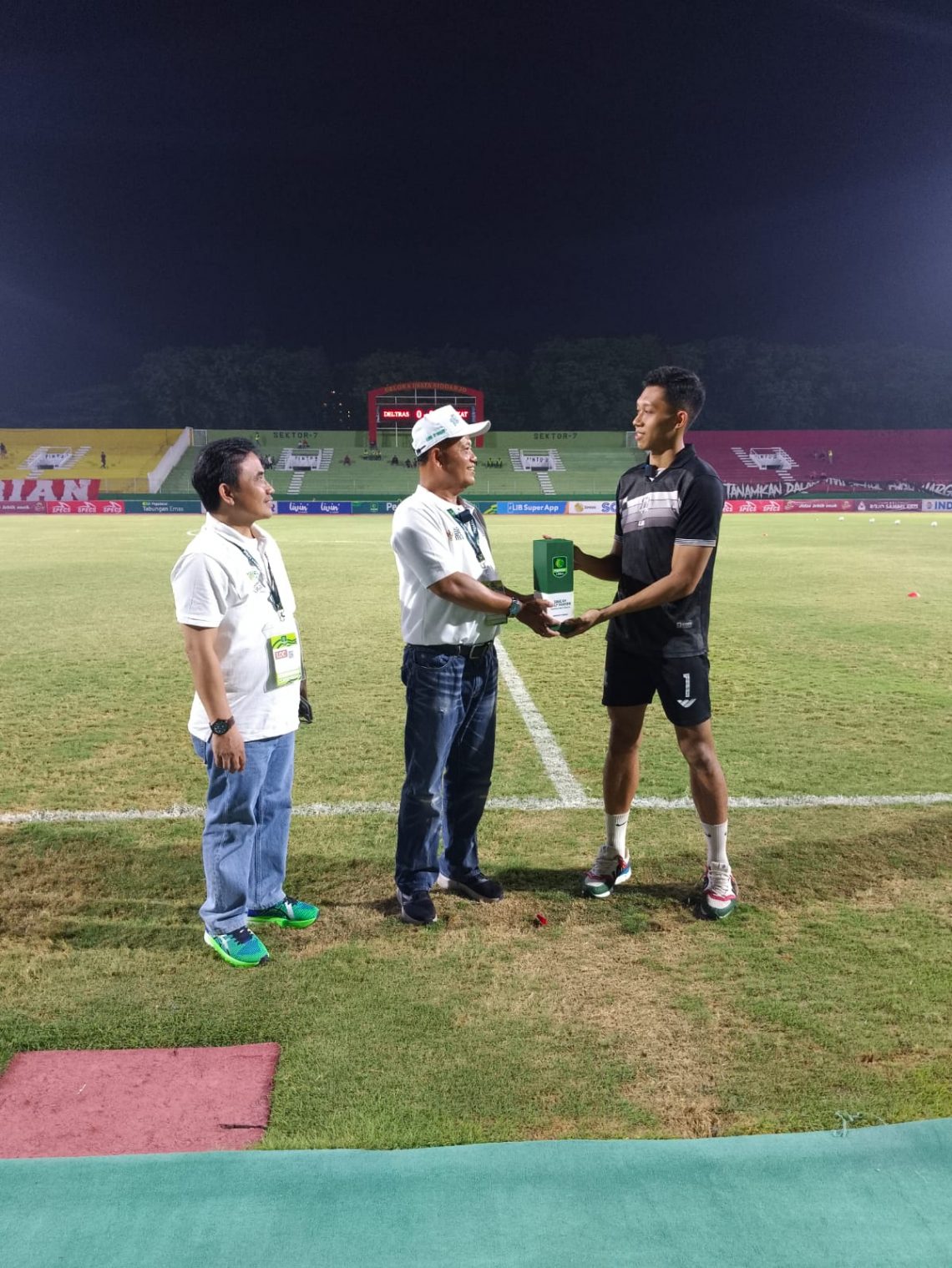 Main Apik di Liga 2, 2 Pemain Deltras Sidoarjo Dapat Piala Penghargaan Dari PT Pegadaian 1 Pimpinan Pegadaian Kanwil 12 Surabaya, Mulyono Rekso menyerahkan piala kepada kiper Deltras Sidoarjo, Bimasakti Andiko. Foto: dok PT Pegadaian