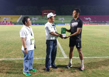 Main Apik di Liga 2, 2 Pemain Deltras Sidoarjo Dapat Piala Penghargaan Dari PT Pegadaian