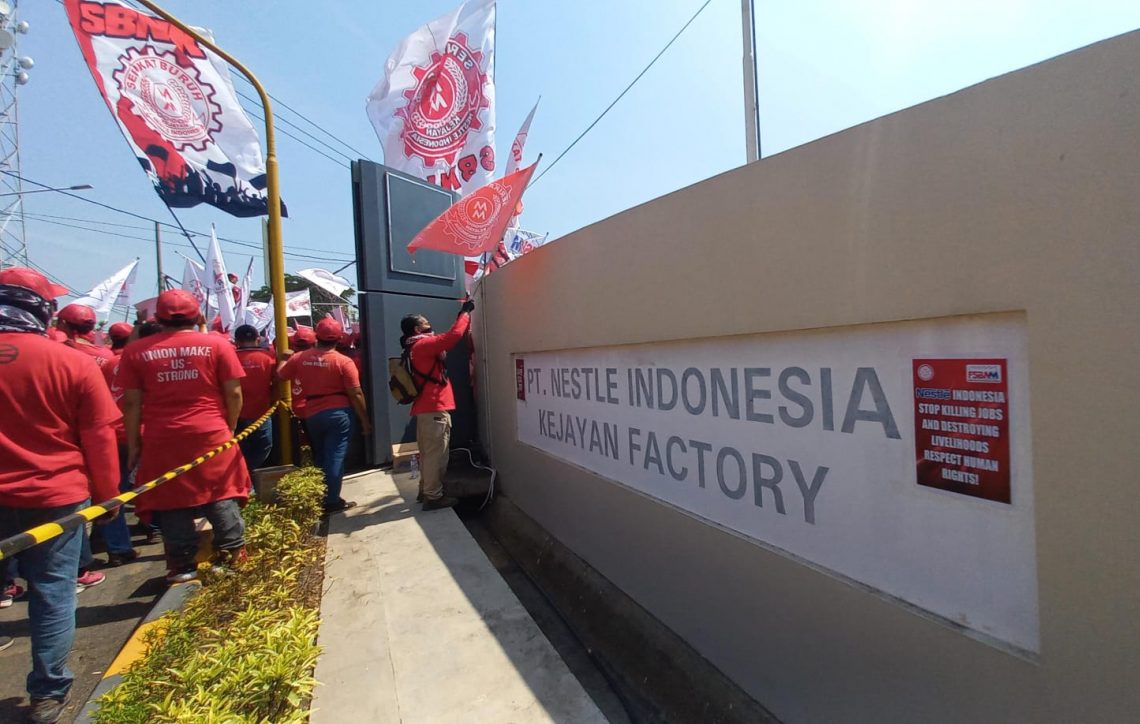 Suasana demo ratusan buruh pabrik Nestle Kejayan, Kabupaten Pasuruan, memprotes PHK yang dinilai sepihak. Foto: Laoh Mahfud/Tugu Jatim