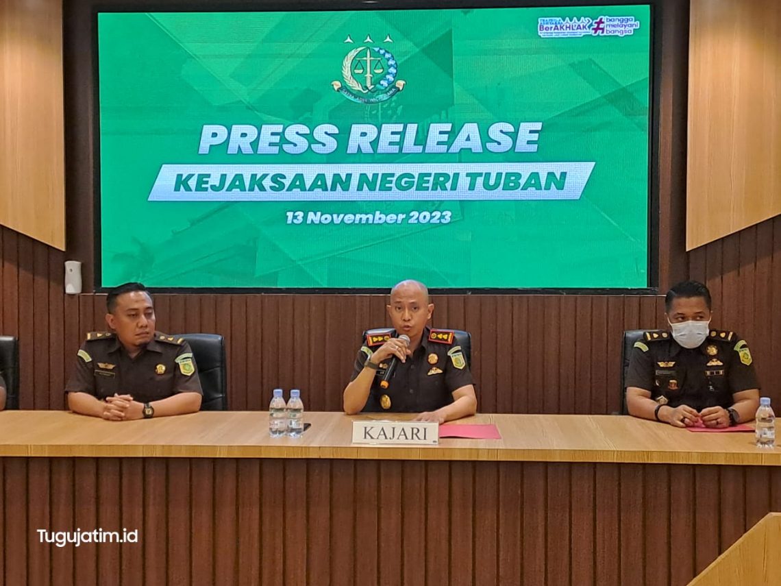 Kepala Kejari Tuban, Armen Wijaya bersama jajarannya, di Gedung Kejari Tuban, pada Senin (13/11/2023) sore. Foto: Rochim/Tugu Jatim