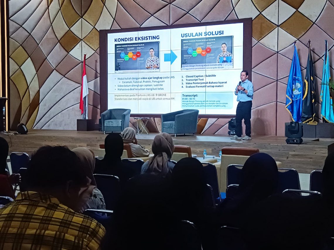 Wakil Dekan 1 Filkom UB, Dr Eng Herman Tolle memaparkan inovasi Learning Management System Brone UB untuk mahasiswa Tuli. Foto: Yona Arianto/Tugu Jatim