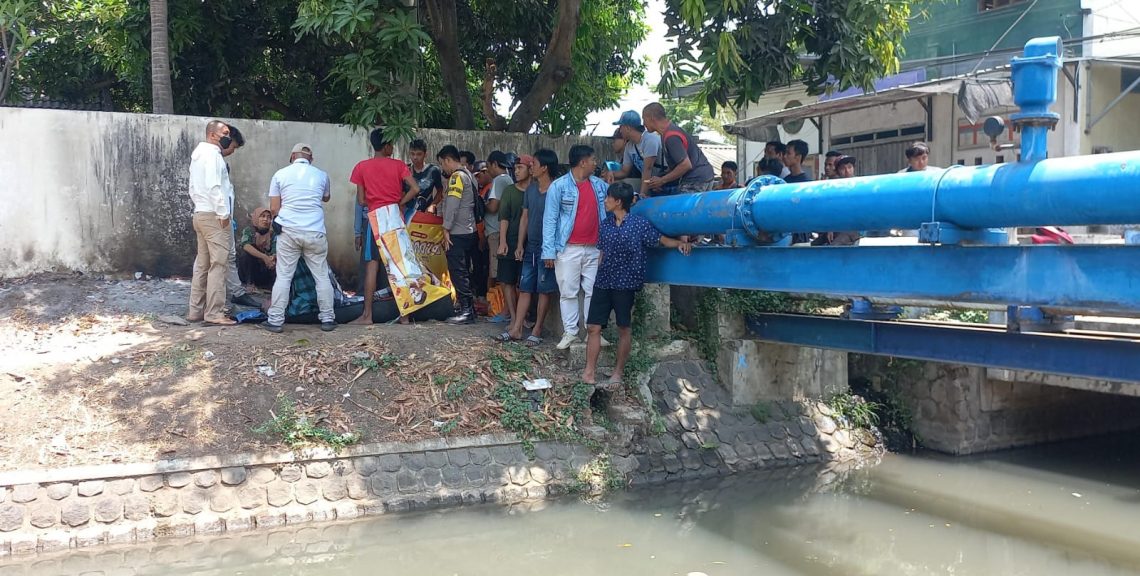 Pamit Mandi, Tukang Pijat Tewas Tenggelam di Sungai Pleret Pasuruan 1 Polisi mengevakuasi jenazah Zainul Arifin yang tewas tenggelam di Sungai Pleret, Kelurahan Pohjentrek, Kota Pasuruan, pada Rabu (15/11/2023). Foto: Laoh Mahfud/Tugu Jatim