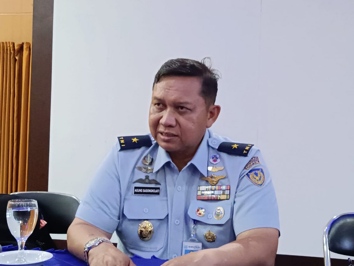 Kadispenau Marsma TNI AU R Agung Sasongkojati menerangkan kecelakaan pesawat Super Tucano milik Skadron 21 Lanud Abd Saleh Malang. Foto: Yona Arianto/Tugu Jatim