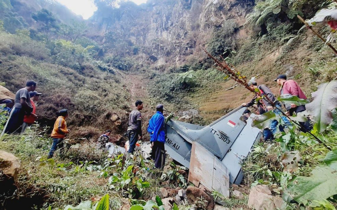 Kondisi pesawat TNI AU yang jatuh di Desa Keduwung, Kecamatan Puspo, Kabupaten Pasuruan. Foto: dok warga