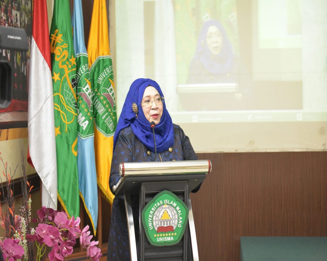 Safecom 2023 HMJ Perbankan Syariah FEB Unisma Dukung Perkembangan Pengusaha Muda 1 Dekan FEB Unisma, Nur Diana SE MSi CBV CERA. Foto: dok FEB Unisma