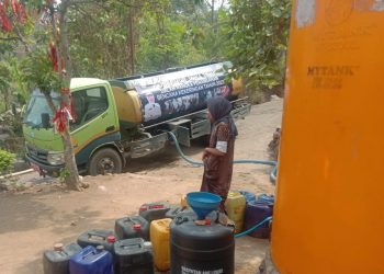 Pemprov Jatim Salurkan Air Bersih ke 3 Desa Kekeringan di Mojokerto