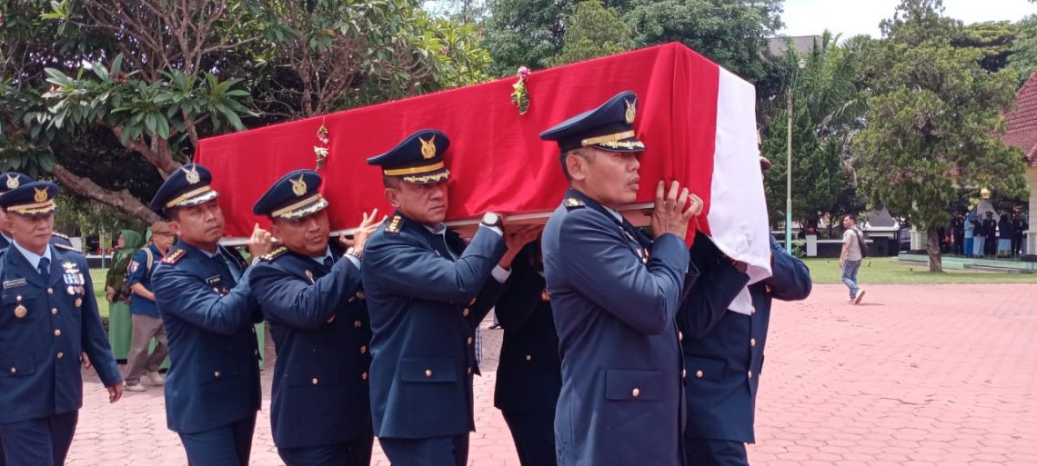 Tim pemakaman dari TNI AU Lanud Abd Saleh Malang melakukan upacara pemakaman korban jatuhnya pesawat Super Tucano. Pemakaman dilakukan di TMP Suropati Malang. Foto: Yona Arianto/Tugu Jatim