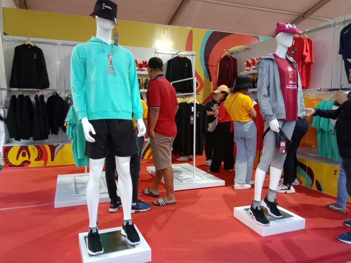 Ragam dan Harga Merchandise Resmi FIFA Piala Dunia U-17 2023 di Indonesia 1 Produk-produk merchandise resmi FIFA Piala Dunia U-17 yang berada di Stadion GBT Surabaya. Foto: Izzatun Najibah/Tugu Jatim