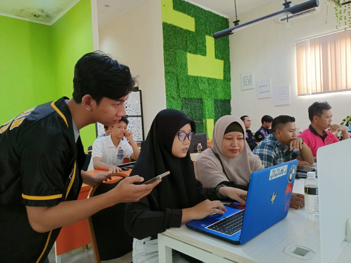 Suasana kegiatan bertajuk “Bikin Website Penjualan Mudah, Ads Anti Boncos Omzet Joss,” yang digelar di Coworking Space, KUKM Jawa Timur, pada Jumat, 17 November 2023. Foto: dok Jagoan Hosting