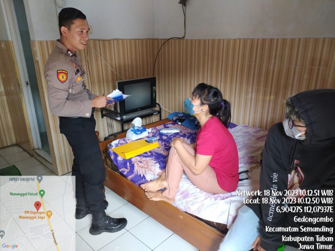 Petugas meminta keterangan dan kartu identitas pasangan bukan suami yang kedapatan sekamar. Foto: Dok Satpol PP Kabupaten Tuban