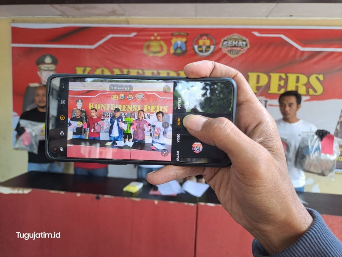 Tersangka usai diamankan polisi di Mapolres Tuban. Foto: Rochim/Tugu Jatim