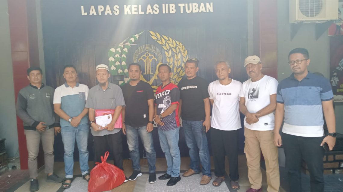 Detik-detik Agus Suparnoto (berkopyah putih) menghirup udara bebas. Foto: dok Lapas Tuban