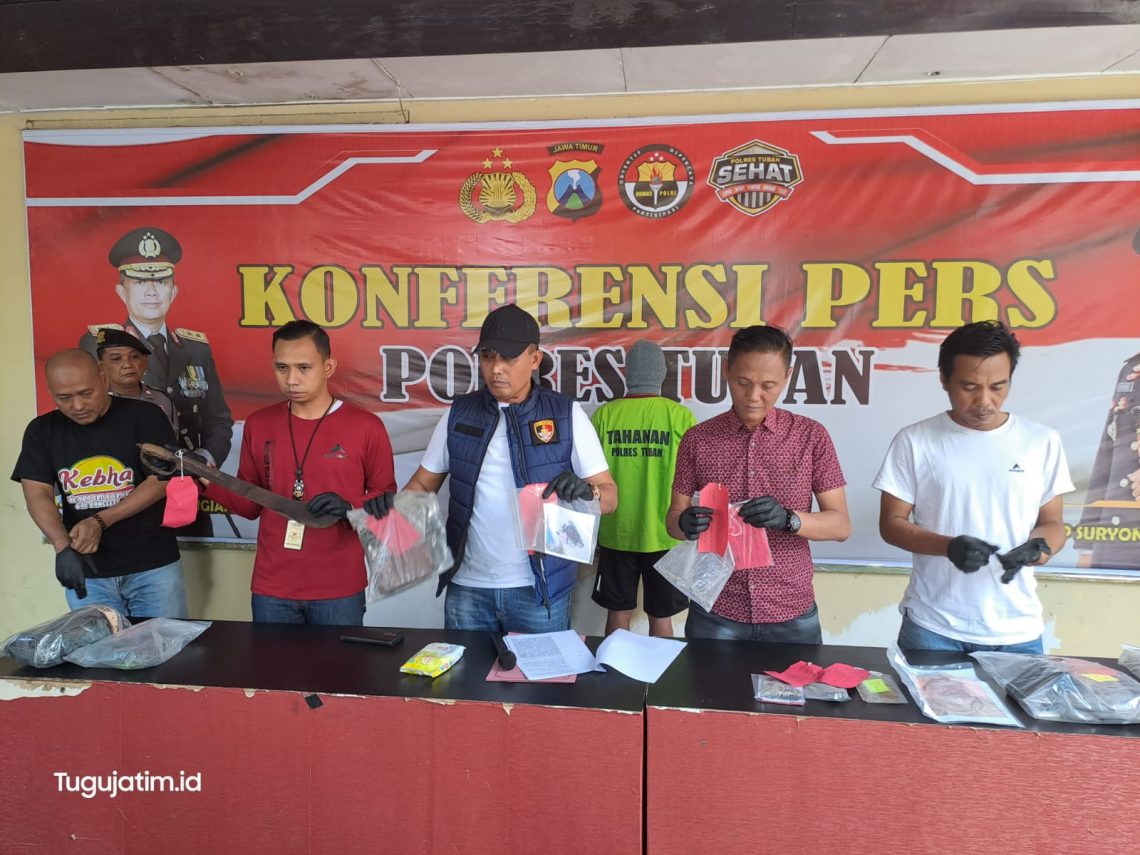 Kasat Reskrim Polres Tuban, Iptu Rianto  memberikan keterangan terkait pengembangan kasus pembunuhan Sekdes Sidonganti, Kecamatan Kerek, Kabupaten Tuban. Foto: Rochim/Tugu Jatim