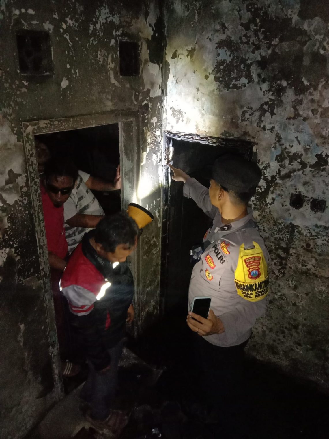 Pemilik Lupa Matikan Listrik Pompa Air, Rumah di Pasuruan Ludes Terbakar 1 Kondisi kebakaran rumah di Dusun Getas, Desa Tambakrejo, Kecamatan Kraton, Kabupaten Pasuruan, pada Minggu (19/11/2023) malam. Foto: dok Polresta Pasuruan