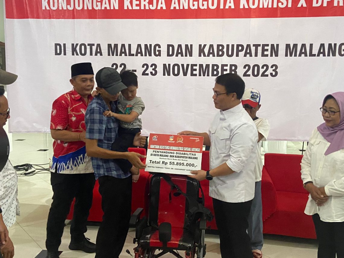Wakil Ketua MPR RI, Ahmad Basarah (kanan) menyerahkan bantuan sosial dari Kemensos RI kepada warga PPKS di Kota Malang. Foto: Yona Arianto/Tugu Jatim