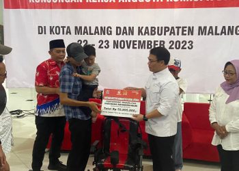 Ahmad Basarah Serahkan Bansos Kemensos ke Ratusan Warga Pemerlu Pelayanan Kesejahteraan Sosial di Malang