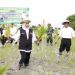 Mentan Bagikan Bibit, Pupuk, dan Alat Pertanian ke Petani Tuban