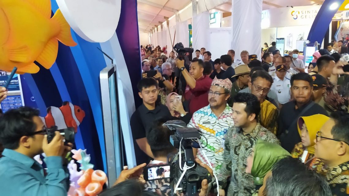Wakil Gubernur Jawa Timur, Emil Elestianto Dardak mengunjungi salah satu stan peserta Pameran dan Simposium Inovasi Pelayanan Publik, di Kota Batu, pada Kamis (23/11/2023). Foto: Yona Arianto/Tugu Jatim