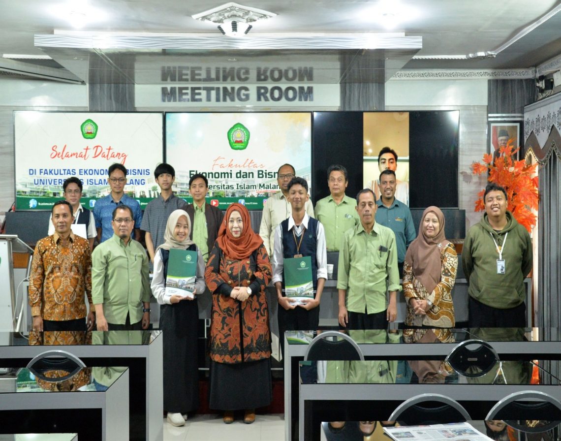 Pengabdian Masyarakat Internasional, FEB Unisma Gandeng University Tun Husein Onn Malaysia 1 Dekan FEB Unisma melepas mahasiswa Student Exchange ke UTHM. Foto: dok FEB Unisma