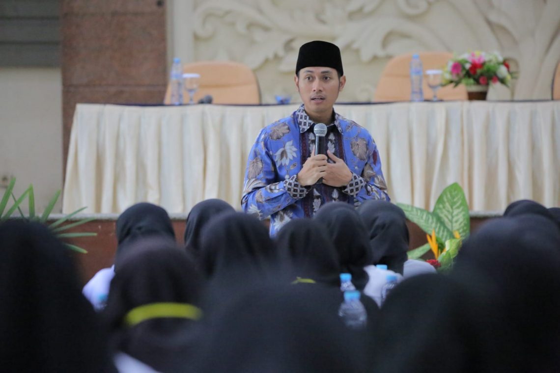 Bupati Tuban Tekankan Pentingnya Pendidikan Karakter Bagi Anak 1 Bupati Tuban, Aditya Halindra Faridzky memberikan pengarahan kepada peserta Orientasi PPPK di lingkungan Pemkab Tuban, di Hotel Mustika Tuban, pada Jumat (24/11/2023). Foto: dok Diskominfo Tuban