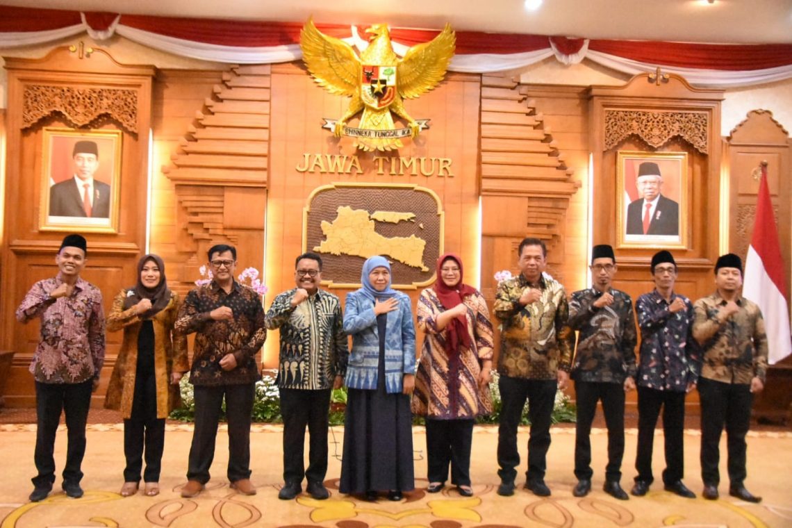Pelantikan anggota Komisi Informasi Provinsi Jatim dan Edi Purwanto sebagai ketua. Foto: Humas Pemprov Jatim