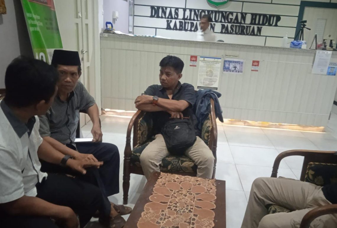 Sejumlah warga terdampak pencemaran limbah di Sungai Welang mendatangi kantor DLH Kabupaten Pasuruan. Foto: dok warga