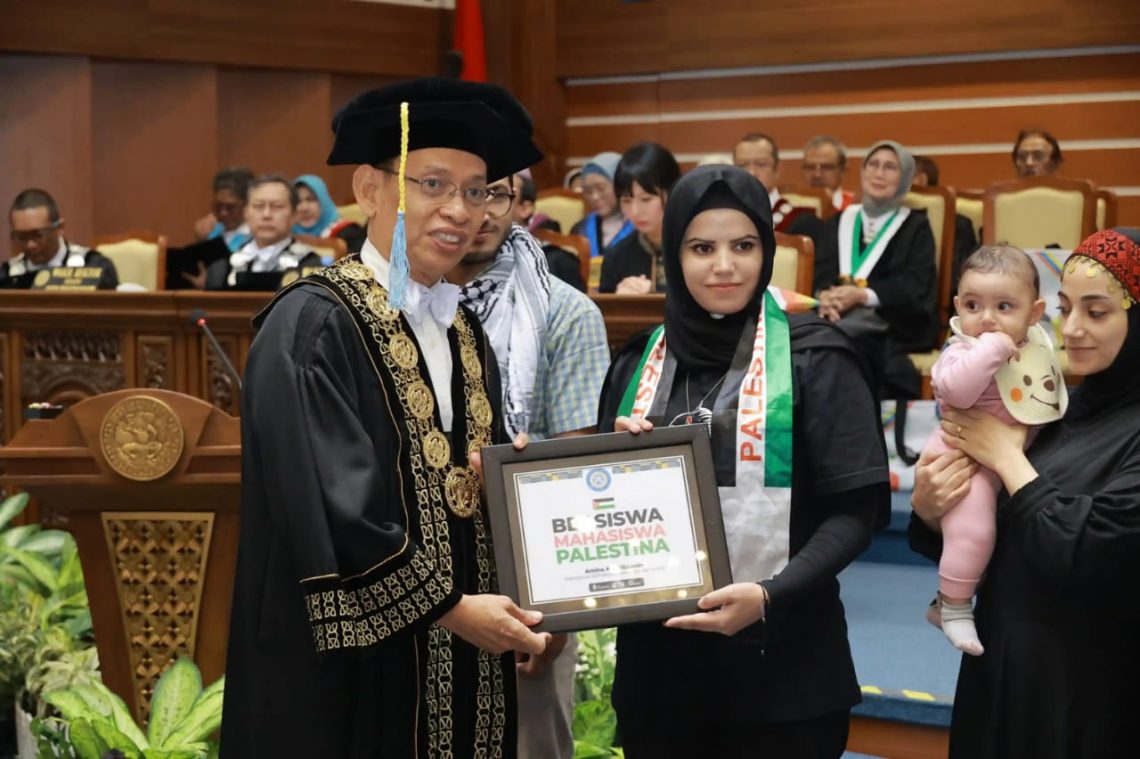 Prof Nasih memberikan beasiswa kepada mahasiswa asal Palestina, Amina, pada Sidang Dies Natalis ke-69 Universitas Airlangga Surabaya, pada Rabu (15/11/2023). Foto: dok Unair Surabaya