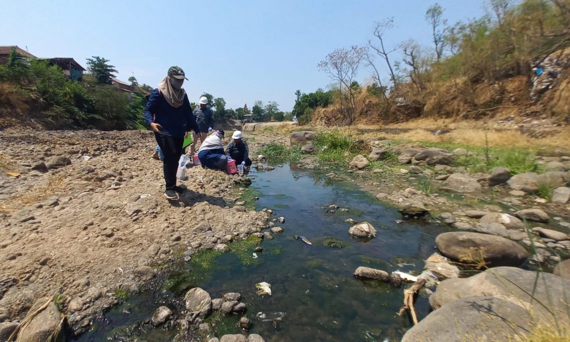 DLH Jawa Timur mengambil sampel air Sungai Welang di Desa Wrati, Kecamatan Kejayan, Kabupaten Pasuruan, pada Jumat, 20 Oktober 2023. Foto: Laoh Mahfud/Tugu Jatim