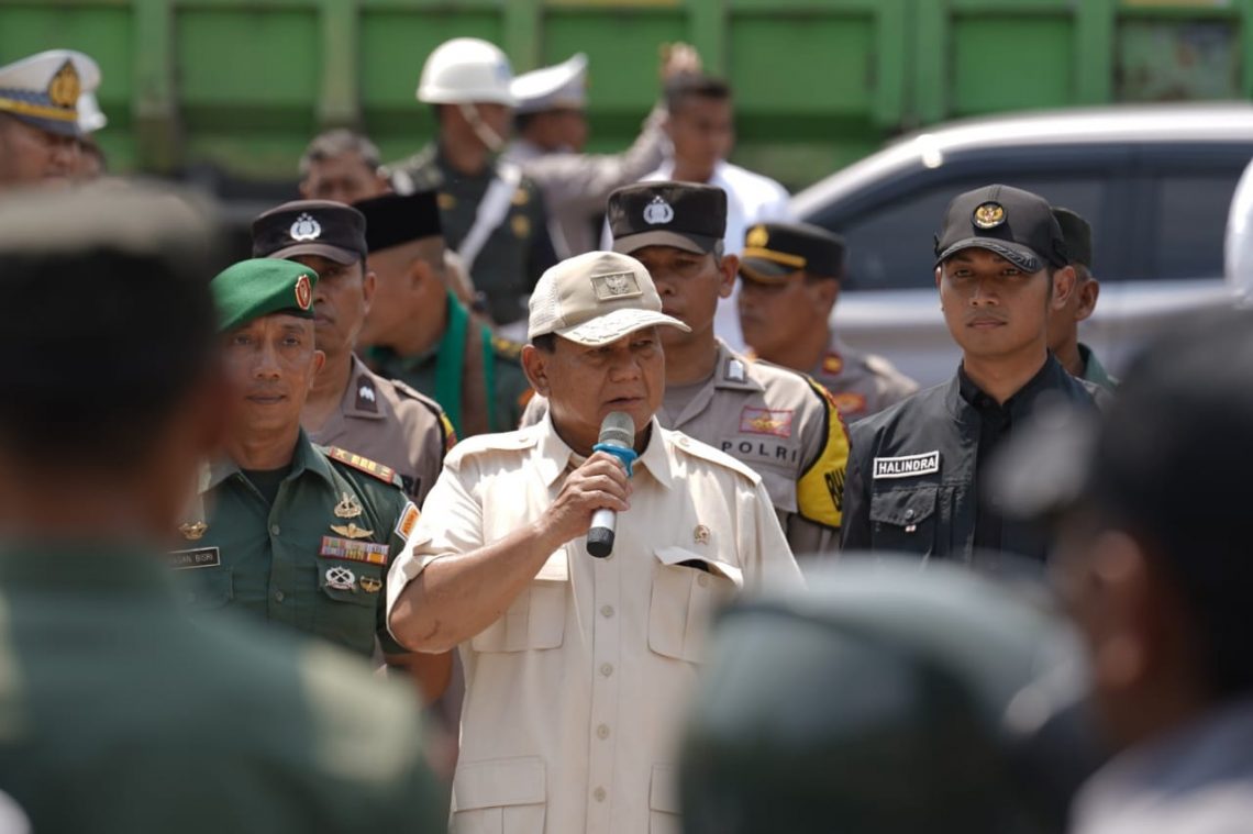 Menhan RI, Prabowo Subianto didampingi Bupati Tuban, Aditya Halindra Faridzky bersama Dandim 0811/Tuban, Letkol Inf Suhada Erwin dan Kapolres Tuban, AKBP Suryono, saat berkunjung ke Tuban. Foto: dok Diskominfo Tuban