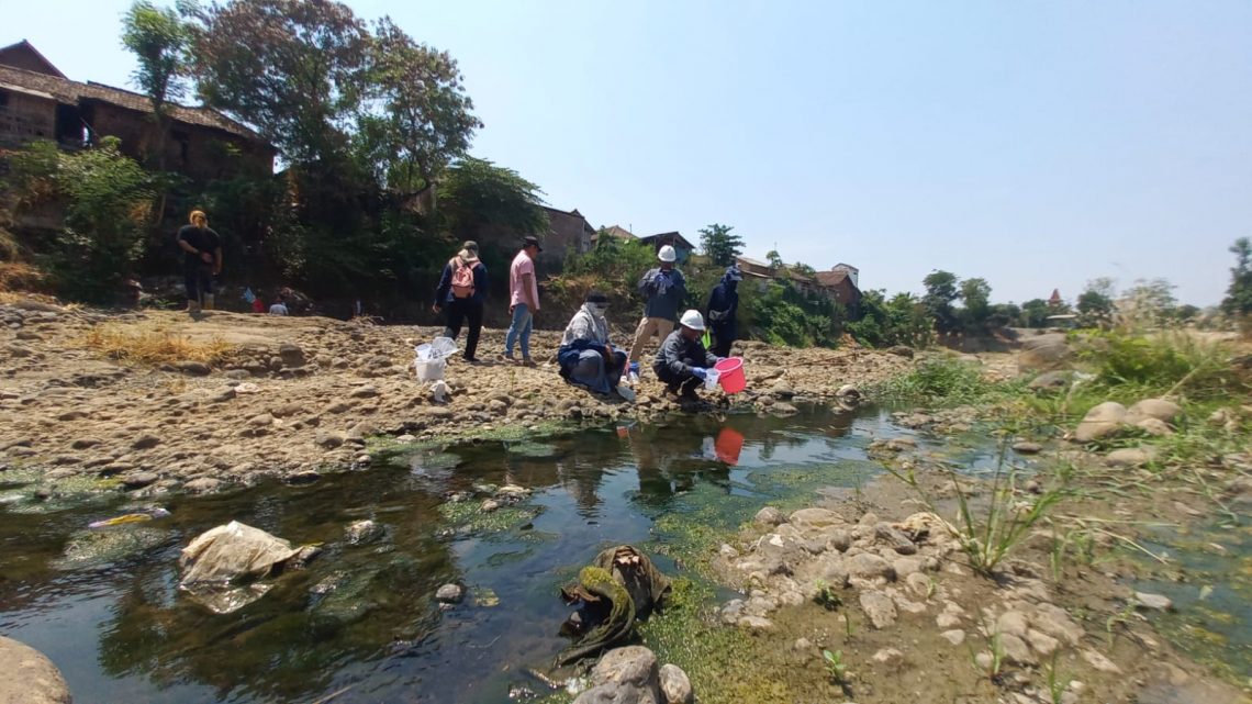 DLH Jawa Timur mengambil sampel air Sungai Welang di Desa Wrati, Kecamatan Kejayan, Kabupaten Pasuruan, pada Jumat, 20 Oktober 2023. Foto: Laoh Mahfud/Tugu Jatim