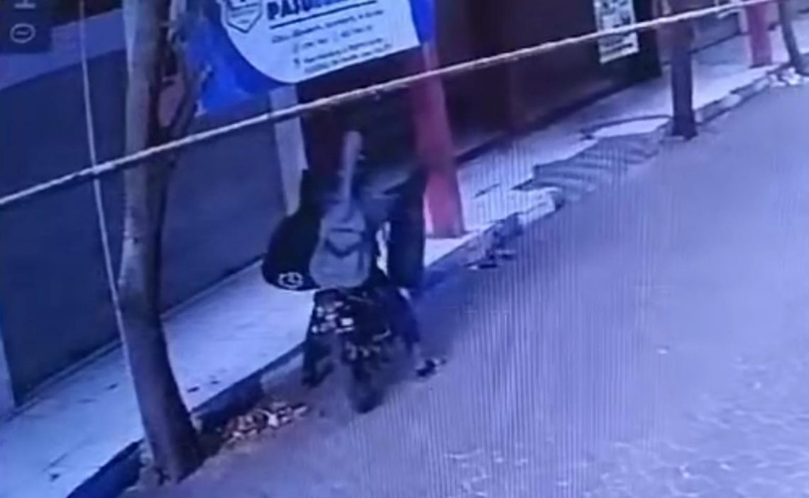 Pasar Kebonagung Pasuruan 3 Kali Kebobolan, Gitar Hingga Rokok Raib 1 Seorang pria terekam CCTV mengambil tiga gitar dari sebuah toko di Pasar Kebonagung Kota Pasuruan. Foto: tangkapan layar CCTV