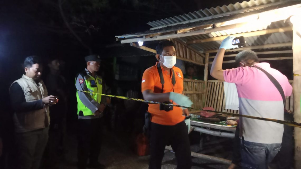 Seorang Wanita Tewas Saat Kencan di Pantai Cemara Tuban 1 Polisi mendatangi lokasi kejadian, di sebuah gubuk di Pantai Cemara, Tuban. Foto: dok Polsek Jenu