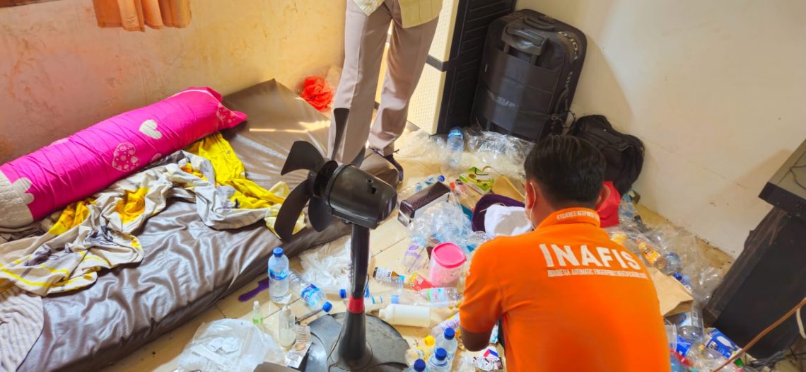 Inafis Satreskrim Polres Tuban olah lokasi penemuan mayat di sebuah rumah kontrakan di Desa Montongsekar, Kecamatan Montong, Kabupaten Tuban. Foto: dok Polsek Montong