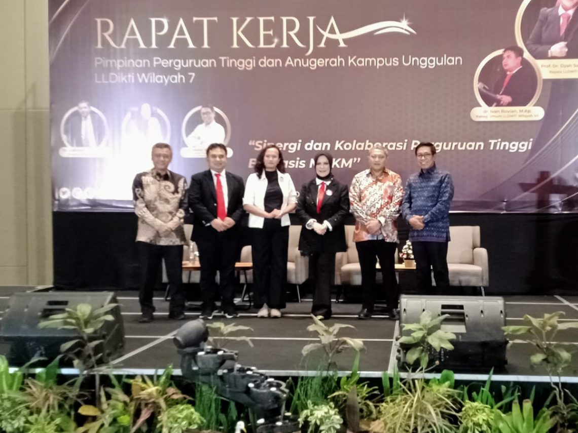 Kepala LLDikti Wilayah 7 Jawa Timur, Prof Dr Dyah Sawitri SE MM (tiga dari kanan) bersama dengan para pejabat Kementerian Pendidikan. Foto: Yona Arianto
