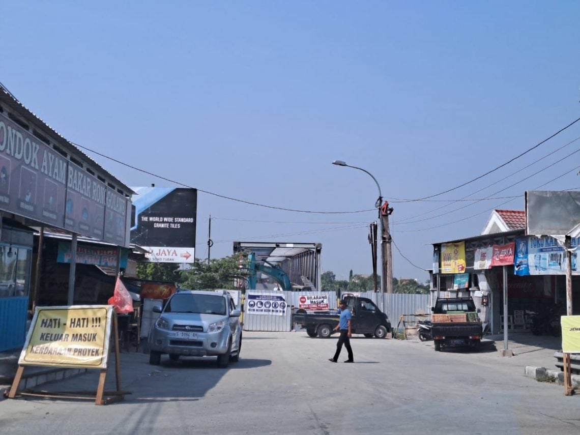 Aktivitas pengerjaan proyek Jembatan Glendeng Tuban, pada 16 Oktober 2023 lalu. Foto: Rochim/Tugu Jatim