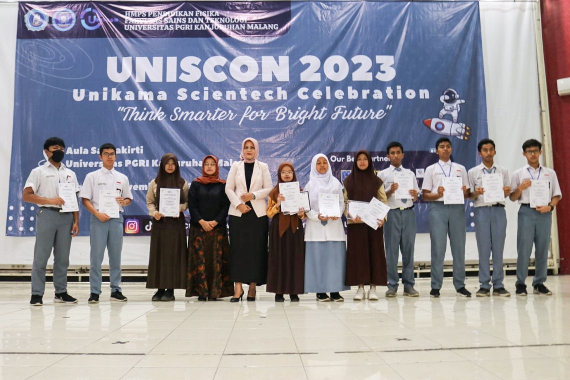 Kepala Program Studi Pendidikan Fisika Unikama, Chandra Sundaygara MPd bersama dengan para juara Uniscon 2023. Foto: dok Humas Unikama