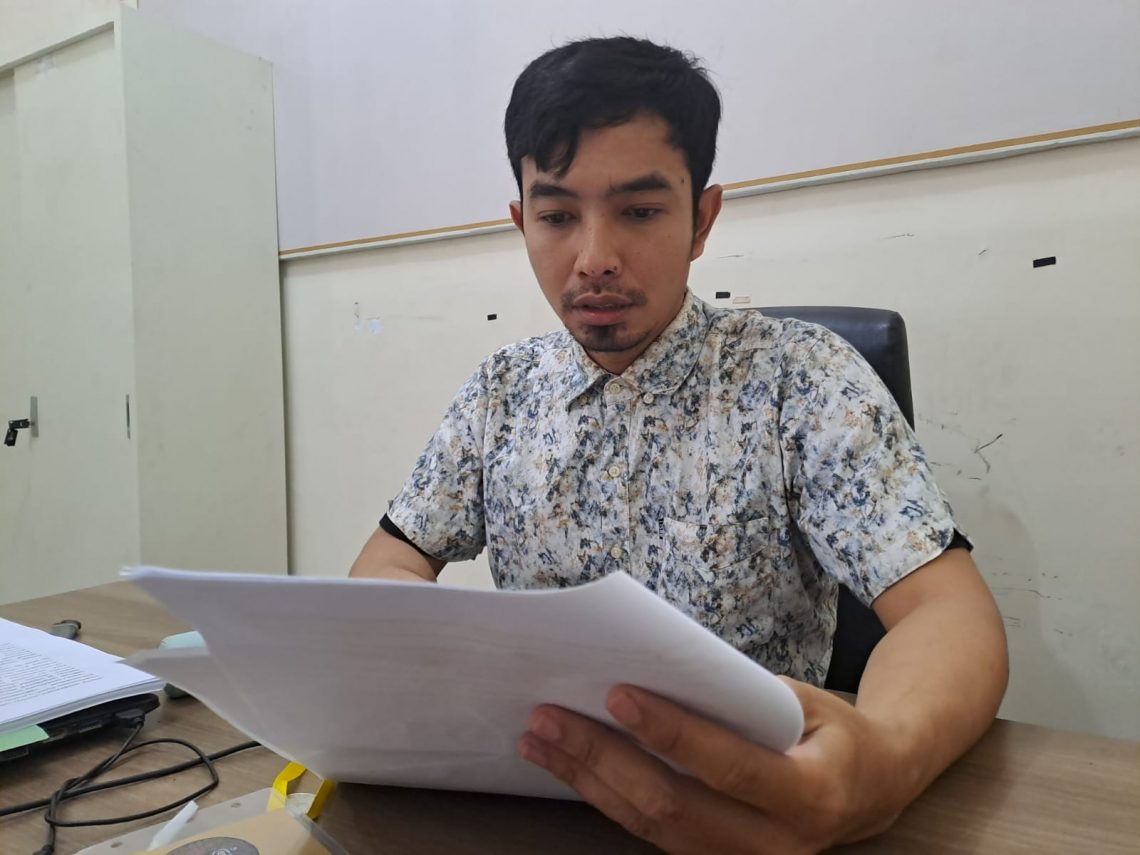 Kordiv Penanganan Pelanggaran, Data, dan Informasi (PP Datin) Bawaslu Kabupaten Tuban, Moh Sudarsono, di kantornya, Jalan Pramuka Nomor 5 Kelurahan Sidorejo, Kecamatan Tuban, Kabupaten Tuban. Foto: Rochim/Tugu Jatim