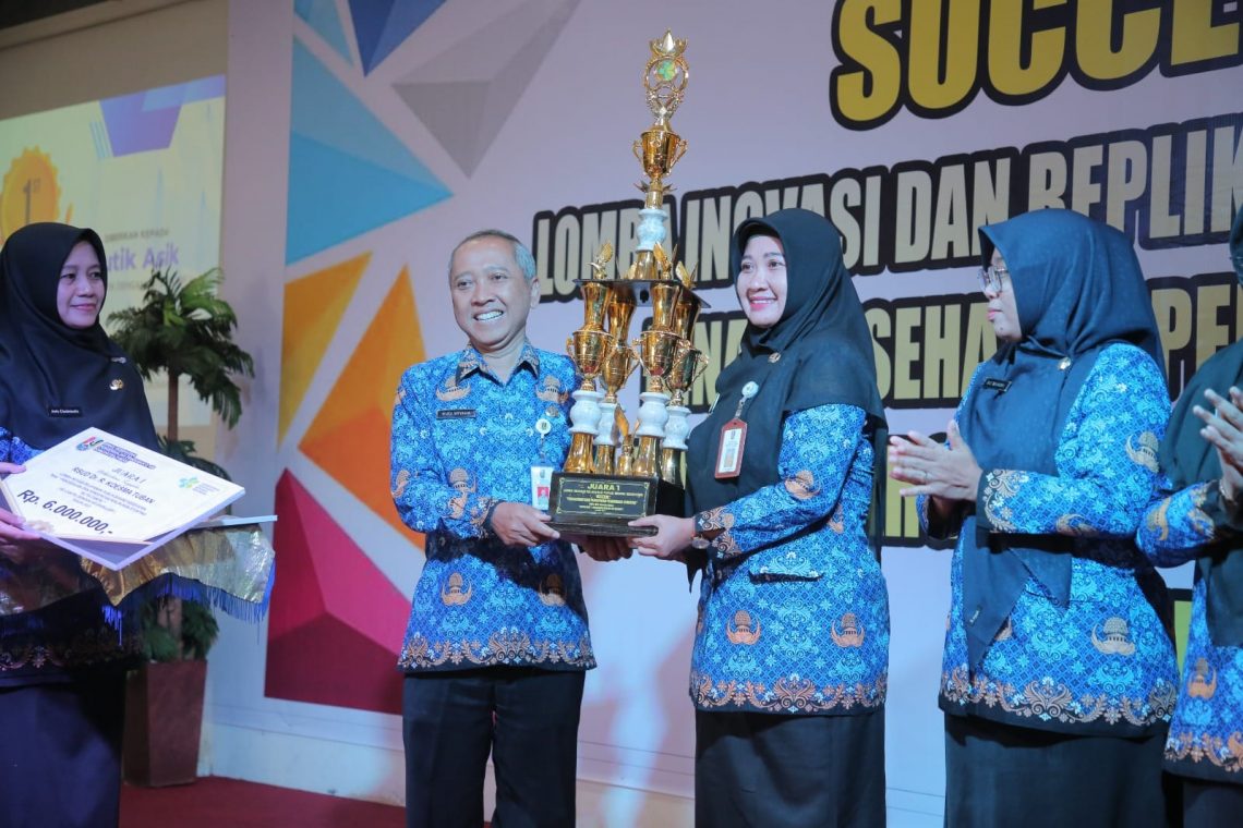 Sekretaris Daerah Kabupaten Tuban, Budi Wiyana menyerahkan tropi kepada para pemenang Lomba Inovasi dan Replikasi Inovasi Pelayanan Publik. Foto: dok Diskominfo Tuban