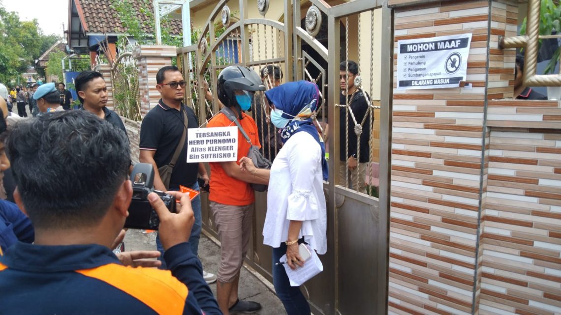 Reka adegan pembunuhan ibu rumah tangga di Desa Randusari, Kecamatan Gempol, Kabupaten Pasuruan, pada Rabu (29/11/2023). Foto: Laoh Mahfud/Tugu Jatim