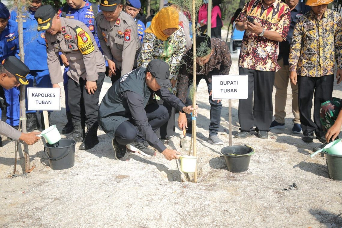 HUT Brimob dan Polairud, Polres Tuban Tanam Ratusan Pohon Cemara di Pantai Mangrove Center 1 Polres Tuban.