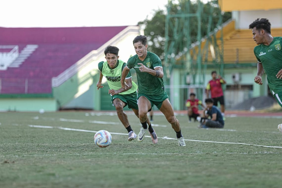 Persebaya vs PSIS Semarang.