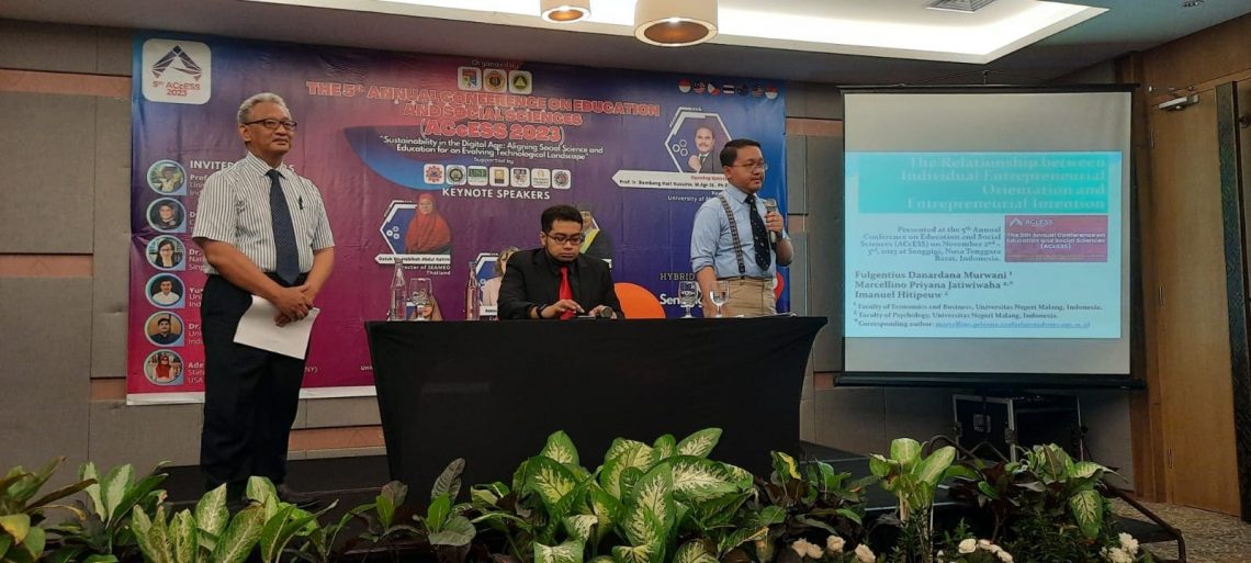 Seminar Internasional di NTB, Mahasiswa Psikologi UM Paparkan Karakter Entrepreneur Hadapi Tantangan Bisnis 1 Marcellino Priyana Jatiwiwaha saat presentasi riset dalam The 5th Annual Conference on Education and Social Sciences (ACcESS) 2023 di NTB. (Foto: dok. FPsi UM)